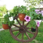 Rueda de carro con flores