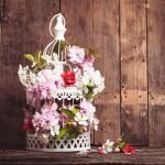 Decoración de ramas con flores.