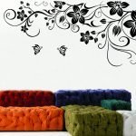 Flores con mariposas en la pared