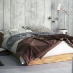 Lámpara en una silla junto a la cama