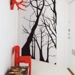 Silla roja en un pasillo blanco