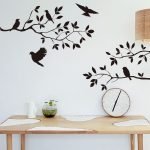 Ramas con pájaros en la pared
