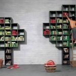 Árboles con libros junto a la pared