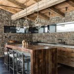 La combinación de piedra y madera en la cocina.
