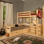 Muebles de madera en la guardería