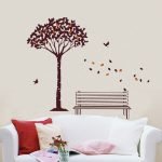 Banco debajo de un árbol en la pared