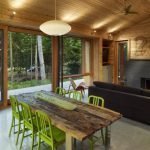 Veranda con techo de madera