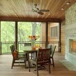 Veranda con techo de madera
