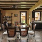 Comedor con techo de madera.
