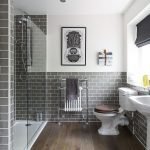 Azulejo negro en el baño