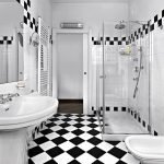 Azulejos blancos y negros en el baño