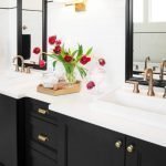 Lavabo blanco en el baño