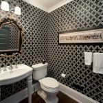 Baño blanco y negro con dorado