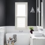 Pequeña ventana sobre el baño