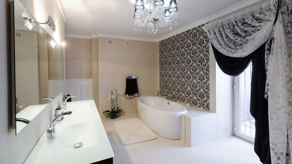 Itim at Puti na Palamuti sa Banyo