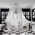 Cortinas negras para un baño luminoso.