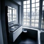 Baño con ventana grande en el departamento.