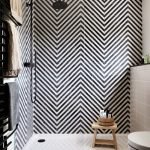 Decoración de pared en zigzag sobre la bañera