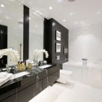 Iluminación brillante en el baño