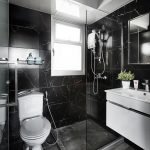 Decoración baño blanco y negro en el apartamento
