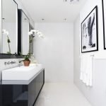 Paredes blancas en el baño