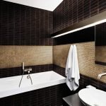 La combinación de azulejos oscuros y claros.