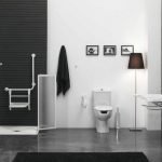Amplio baño en una casa privada.