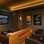 Muebles de cuero en un interior de cine en casa