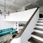 Sofá turquesa en un interior blanco