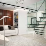 Interior blanco con pared de madera.