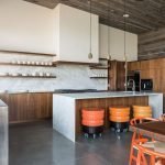 Sillas multicolores con ruedas en la mesa