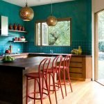 Cocina con paredes turquesas.