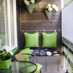 Almohadas verdes en una pared de madera