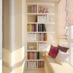 Estantes con libros junto a la pared.