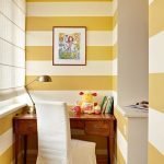 Papel pintado a rayas en el interior.