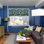 Paredes azules en una habitación pequeña