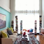 Acogedora pequeña sala de estar en el apartamento