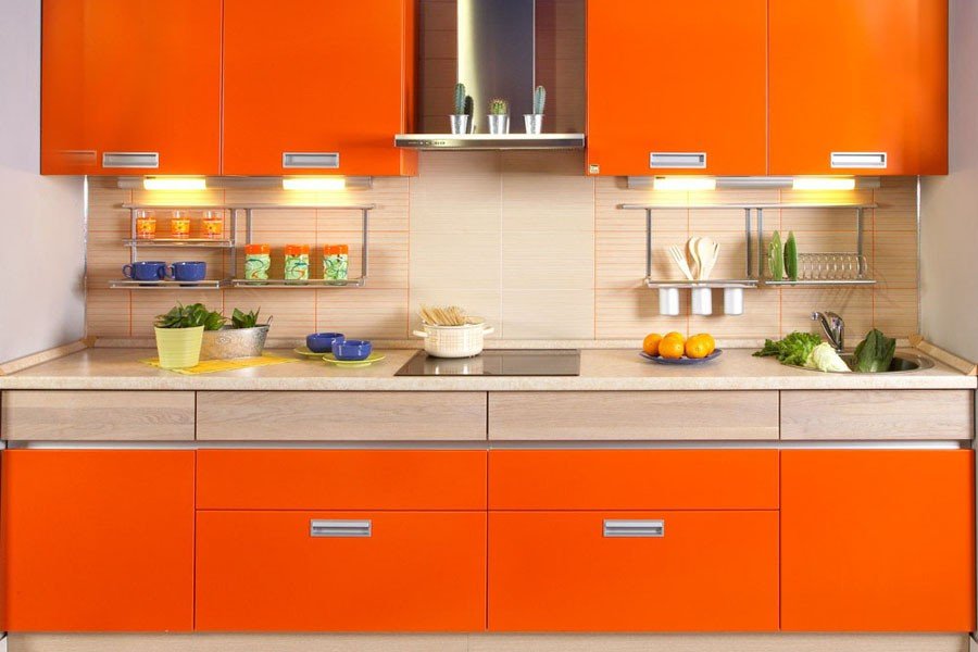 Dekor narančasta kuhinja u stanu