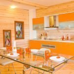 La combinación de naranja y madera en la cocina.