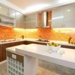 Delantal naranja y cocina blanca