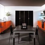 Muebles negros y naranjas en la cocina