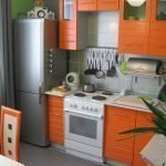 Cocina naranja en el apartamento