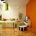 Pared naranja en una cocina moderna