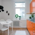 Blanco con naranja en la cocina