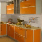 Pequeña cocina naranja en la casa.