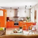 Cocina-salón en tonos naranjas