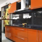 Cocina negra y naranja