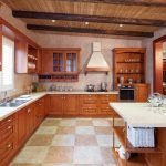 Enorme cocina con muebles de madera.