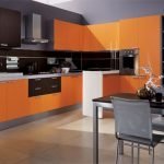 La combinación de naranja y gris en la cocina.