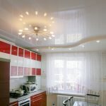 Muebles de cocina con fachada roja.